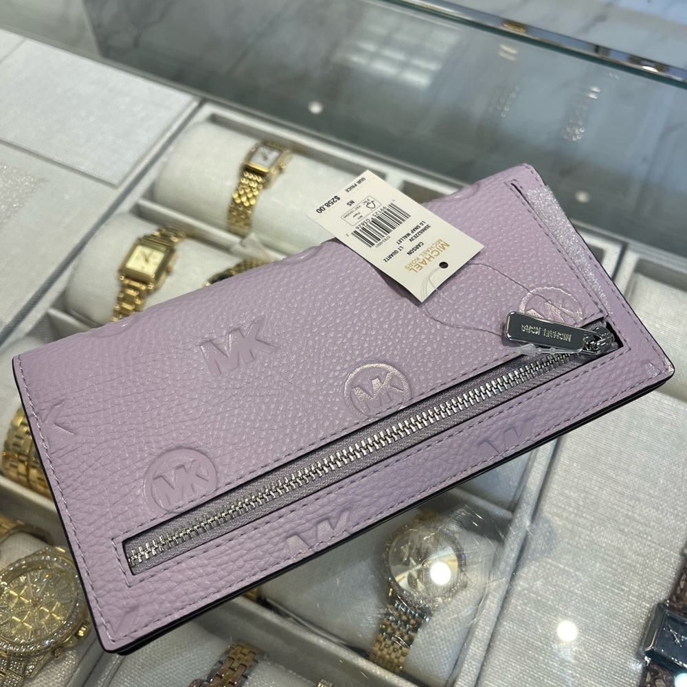 MICHAEL KORS Carson Large Logo Debossed Snap Wallet
Light Quartz
NWT - Picture 11 of 16